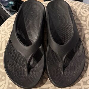 OOFOS Black Comfort Sandals